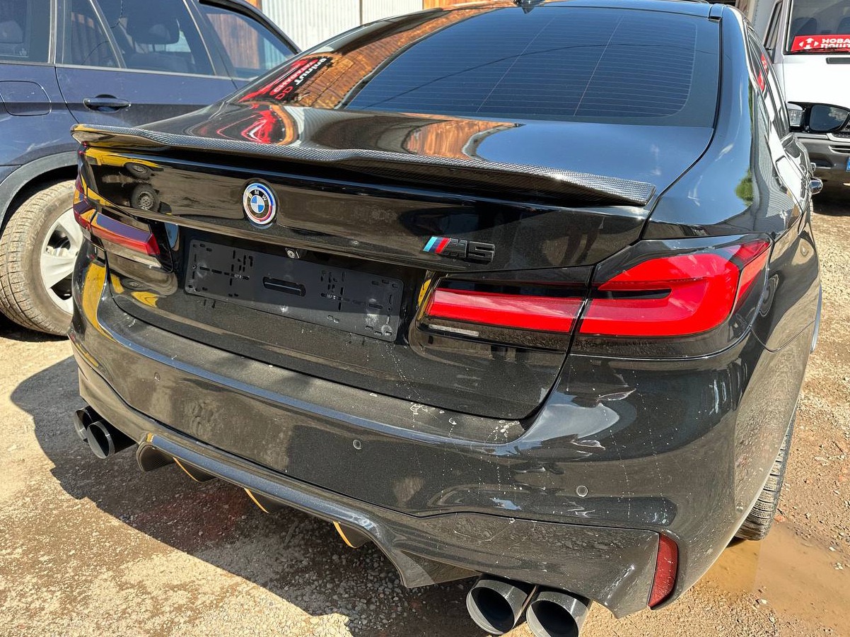 BMW G30 Віктора з карбоновим спойлером